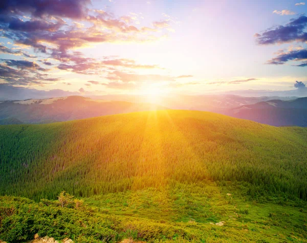 Гора с солнцем — стоковое фото