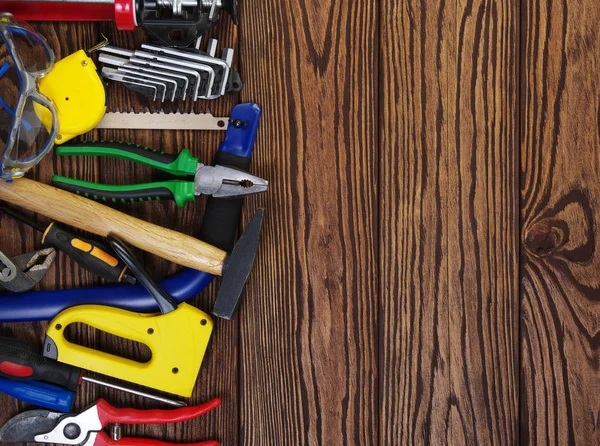 Herramientas sobre fondo de madera — Foto de Stock