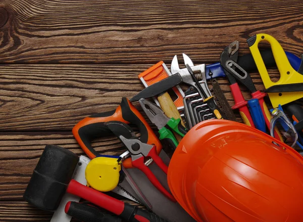 Herramientas sobre fondo de madera — Foto de Stock