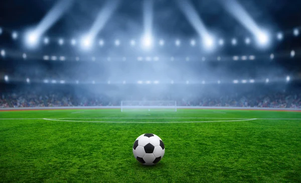 Pallone da calcio sullo stadio verde — Foto Stock