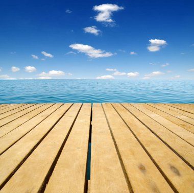 Ahşap ve mavi deniz 