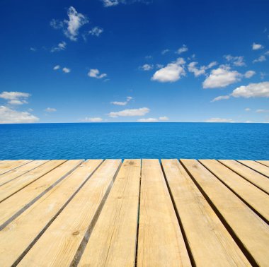 Ahşap ve mavi deniz 