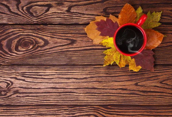 Foglie autunnali e tazza di caffè — Foto Stock