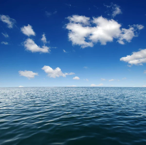 Mavi deniz suyu yüzeyi — Stok fotoğraf