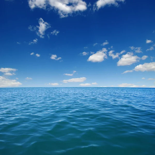 Surface bleue d'eau de mer — Photo