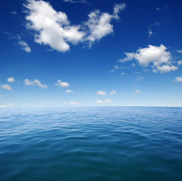 Голубая поверхность морской воды — стоковое фото