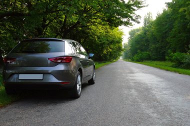 Gümüş araba ve yolda.