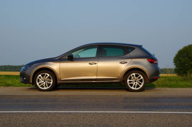 Gümüş araba ve yolda.