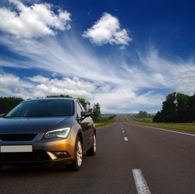  Araba ve ışık yolda..