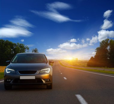  Araba ve ışık yolda..