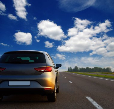 Gümüş araba ve yolda.