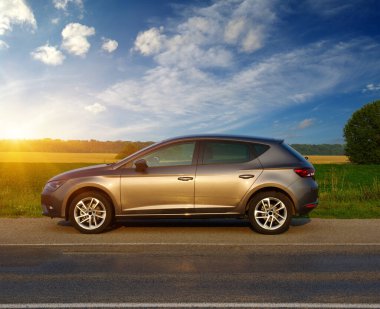  Araba ve ışık yolda..