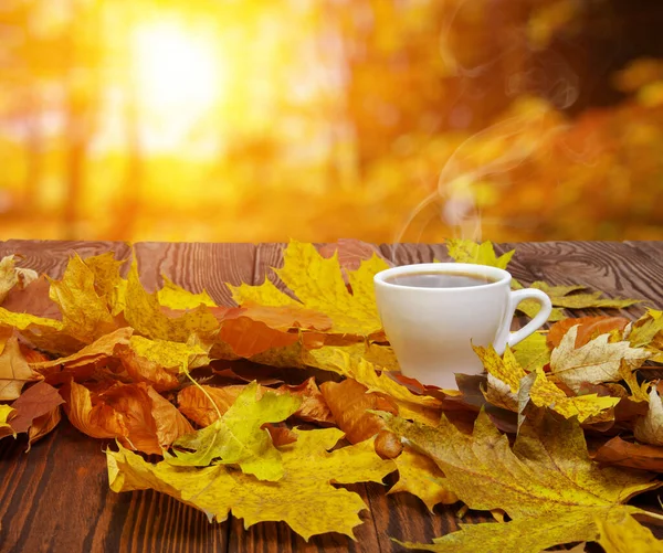 Foglie Autunnali Una Calda Tazza Caffè Fumante Tavolo Legno Sfondo — Foto Stock