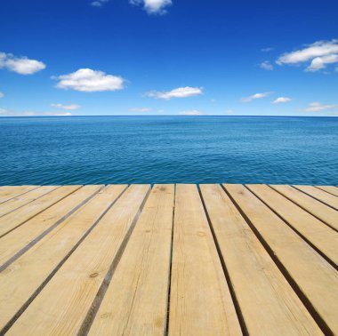 Ahşap, mavi deniz ve gökyüzü arka planı