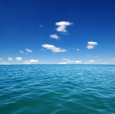 Gökyüzünde mavi deniz suyu yüzeyi