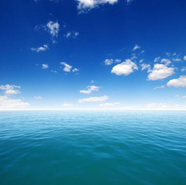 Gökyüzünde mavi deniz suyu yüzeyi