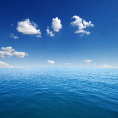 Gökyüzünde mavi deniz suyu yüzeyi