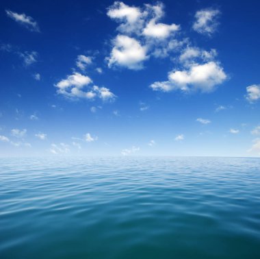 Gökyüzünde mavi deniz suyu yüzeyi