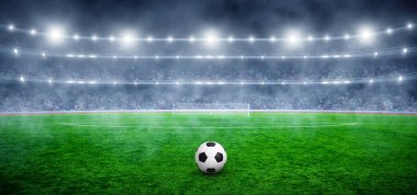 Futbol stadyumundaki yeşil sahada top.