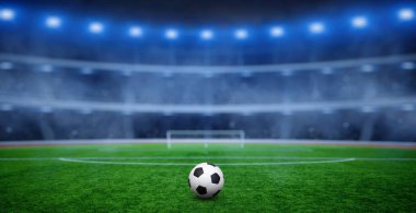 Futbol stadyumunda top ve gece aydınlatma.