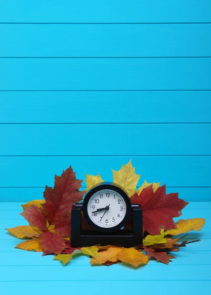 Foglie Autunnali Sveglia Sfondo Ligneo Concetto Tempo Caduta — Foto Stock