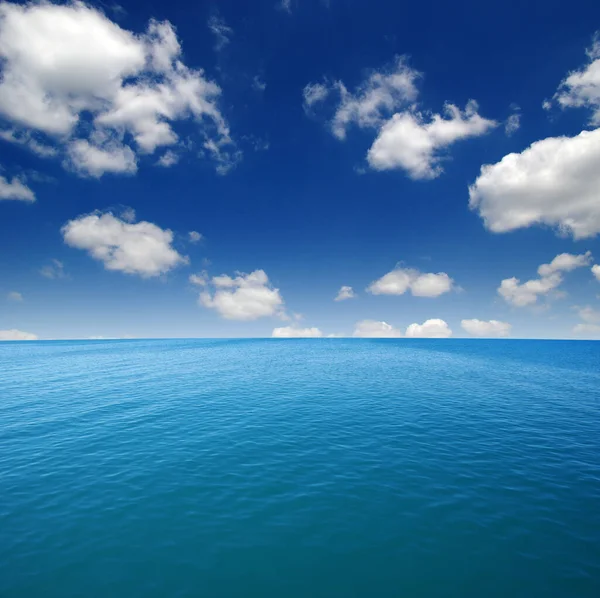 Γαλάζια Επιφάνεια Του Νερού Στον Ουρανό — Φωτογραφία Αρχείου