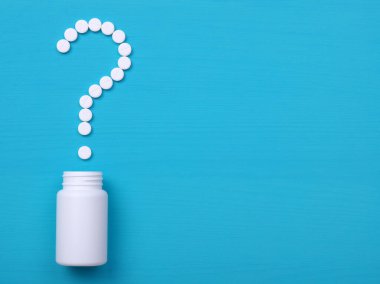 Haplar, haplar ve mavi arka planda bir şişe. Metin için alanı kopyala