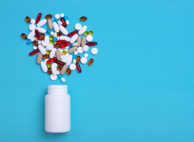 Mavi arka planda renkli haplar ve haplar