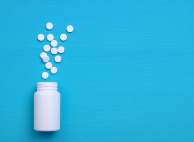 Haplar, haplar ve mavi arka planda bir şişe. Metin için alanı kopyala