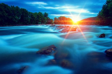 Nehir suyu ve gün batımı manzarası