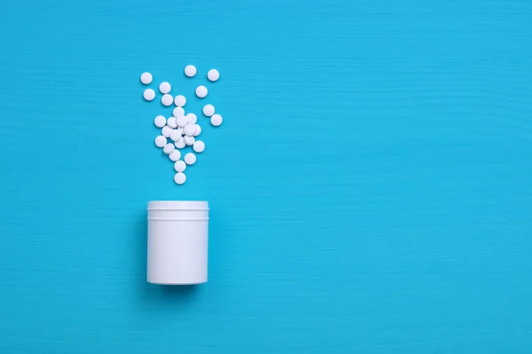 Pillen Tabletten Und Flasche Auf Blauem Hintergrund Kopierraum Für Text — Stockfoto
