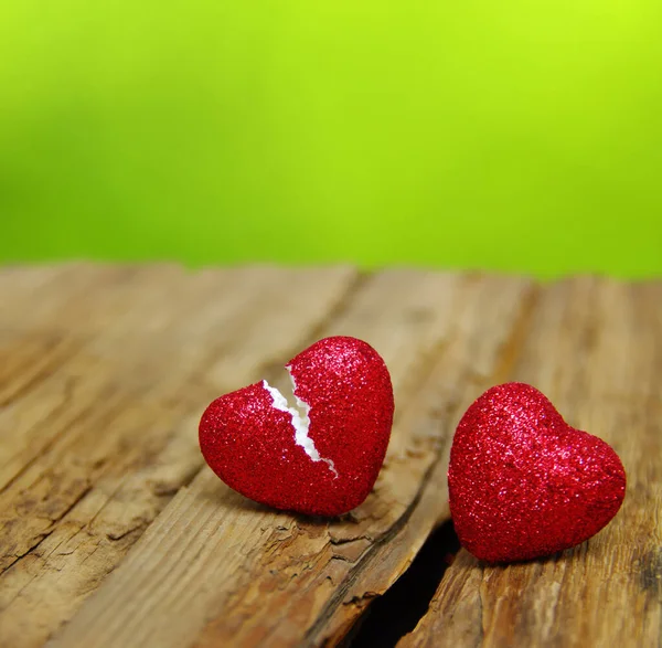 Concepto Amor Corazón Roto Engañando Madera Fondo Verde —  Fotos de Stock