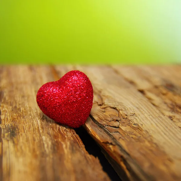 Corazón Rojo Sobre Fondo Verde Madera — Foto de Stock