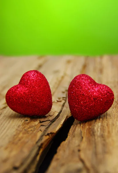 Corazón Rojo Sobre Fondo Verde Madera — Foto de Stock