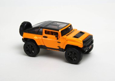 beyaz arkaplanda izole edilmiş oyuncak araba