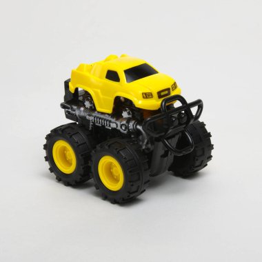 beyaz arkaplanda izole edilmiş oyuncak araba