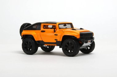 beyaz arkaplanda izole edilmiş oyuncak araba