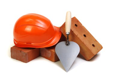 Tuğla, kırmızı başlık ve araçlar beyaz arkaplanda izole