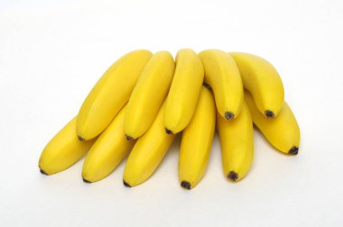 Beyaz arkaplanda izole edilmiş bir grup bebek muz