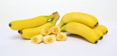 Beyaz arka planda izole edilmiş muzlar .