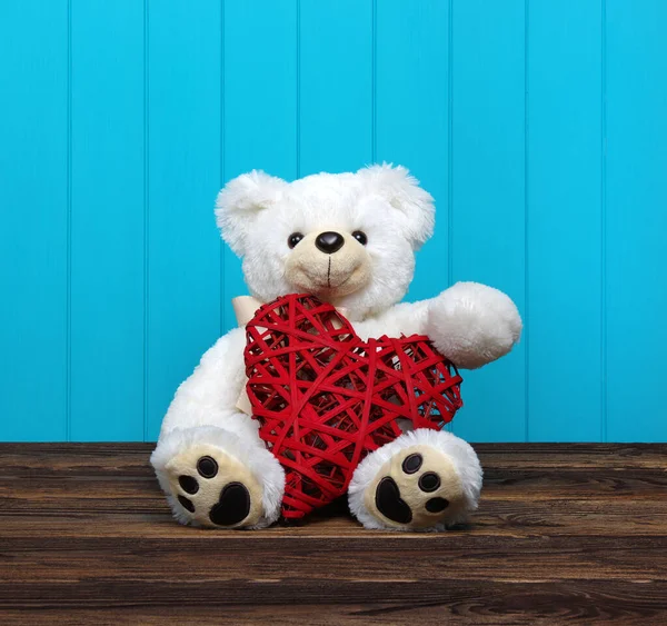 Ahşap arka planda oyuncaklar