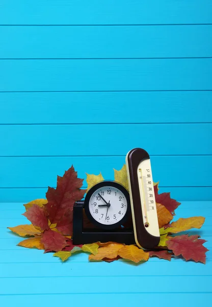 Foglie Autunnali Sveglia Sfondo Ligneo Concetto Tempo Caduta — Foto Stock