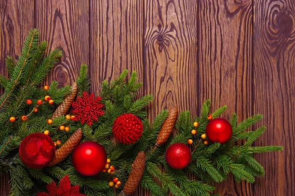 Weihnachten Hintergrund Mit Tannenzweigen Und Roten Kugeln Mit Dekorationen — Stockfoto
