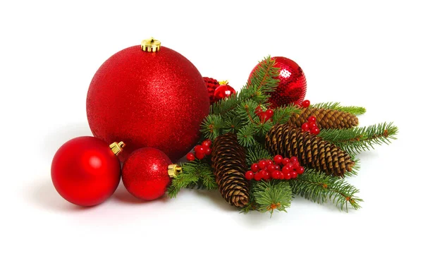 Beyaz Arka Planda Köknar Ağacı Dallarıyla Süslenmiş Noel Süslemeleri — Stok fotoğraf