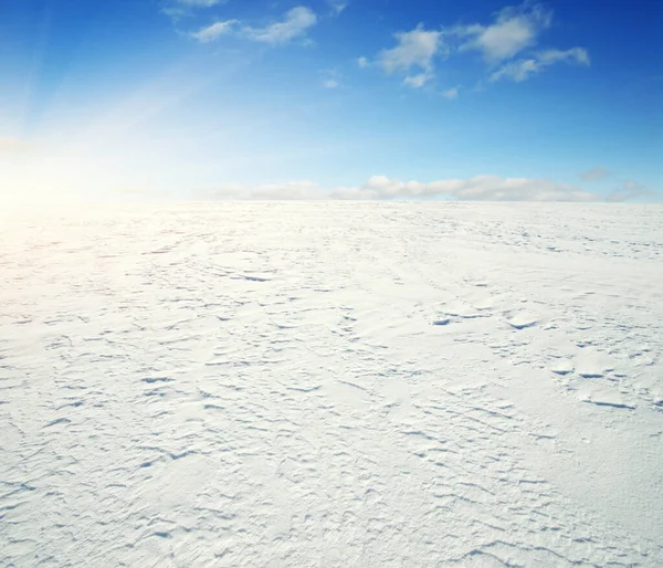  Kar ve gökyüzünün kış manzarası