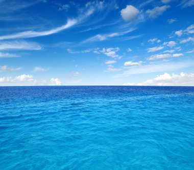  Gökyüzünde deniz suyu yüzeyi