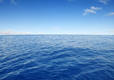  Gökyüzünde deniz suyu yüzeyi