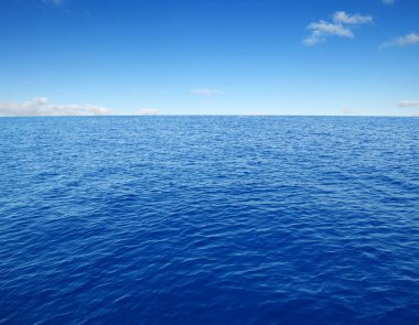  Gökyüzünde deniz suyu yüzeyi