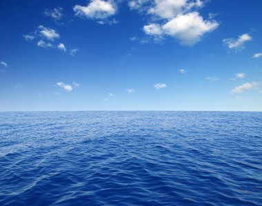  Gökyüzünde deniz suyu yüzeyi