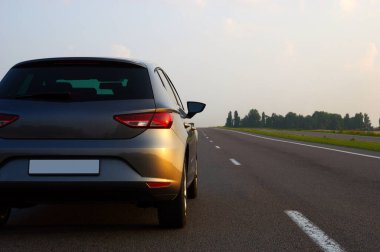 Gümüş araba ve yolda.